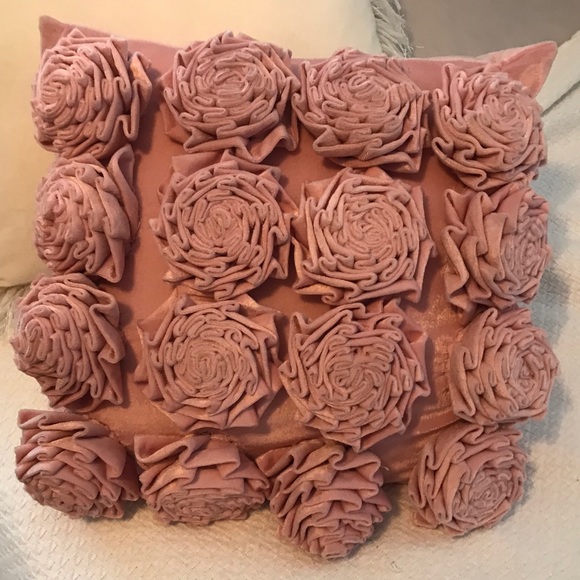 Pillow with 3-dimensional Roses - Picture 3 of 6